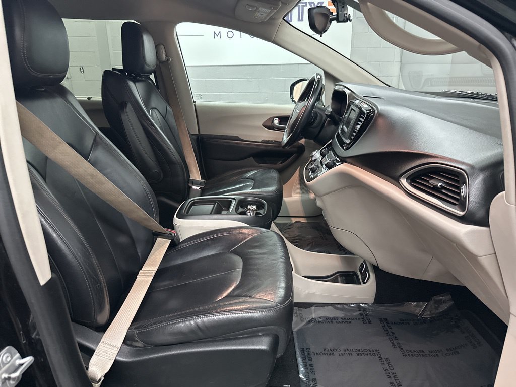 Used 2017 Chrysler Pacifica Touring-L FWD image 19