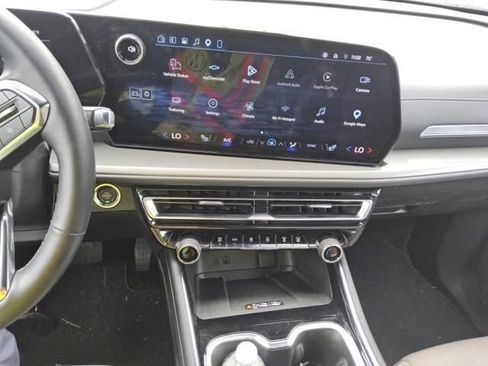 Used 2026 Chevrolet Traverse LT w/ Driver Confidence Package FWD image 9