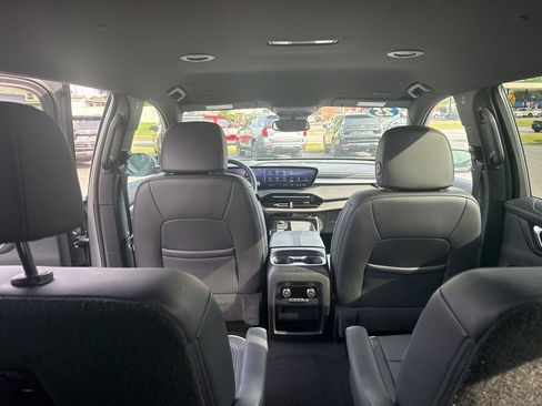 Used 2025 Buick Enclave Preferred image 11