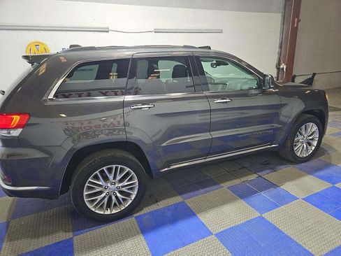 Used 2017 Jeep Grand Cherokee Summit image 2