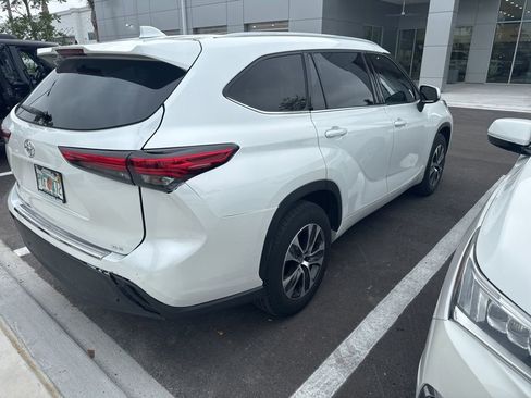 Used 2022 Toyota Highlander XLE image 11