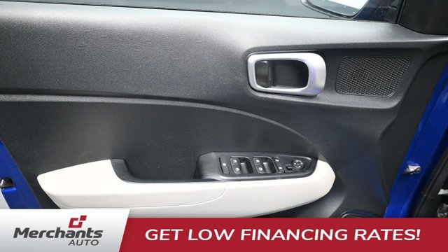 Used 2023 Hyundai Venue SEL FWD image 16