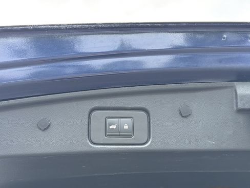 Used 2022 Nissan Pathfinder SL AWD/4WD image 16