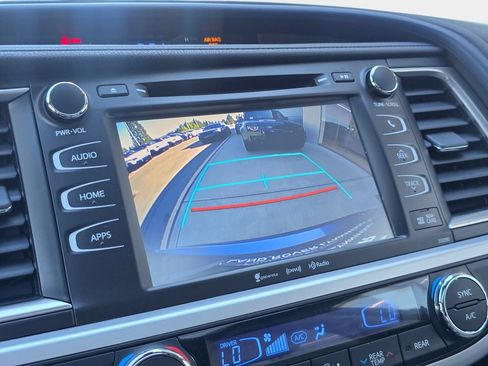 Used 2019 Toyota Highlander XLE AWD/4WD image 26