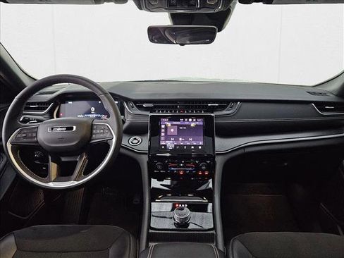 Used 2025 Jeep Grand Cherokee Laredo image 17