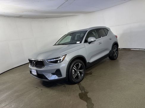 Used 2025 Volvo XC40 B5 Core image 2