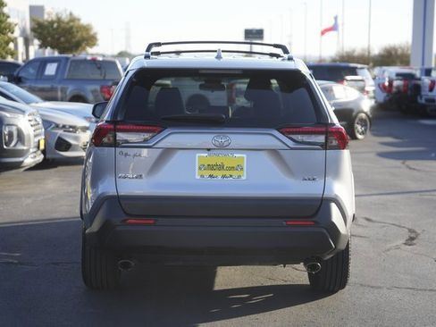 Used 2020 Toyota RAV4 XLE Premium image 7