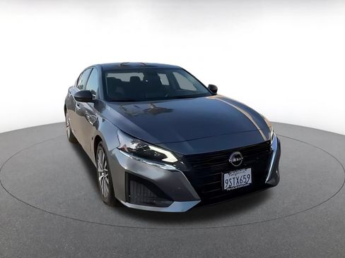 Used 2025 Nissan Altima 2.5 SV FWD image 3