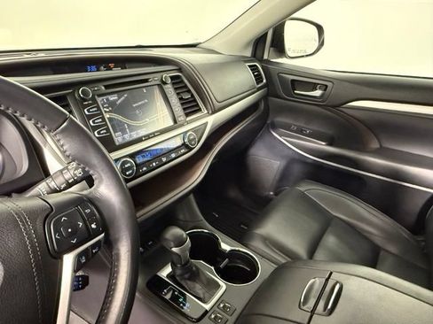 Used 2019 Toyota Highlander XLE FWD image 24