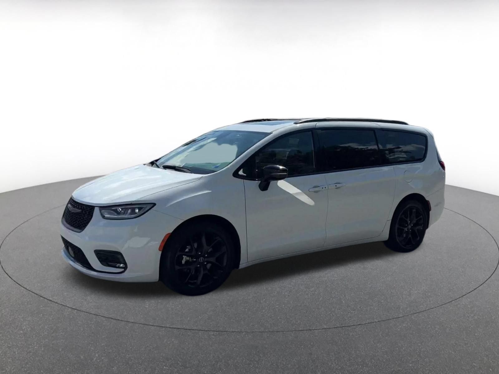 Used 2025 Chrysler Pacifica Limited FWD image 7