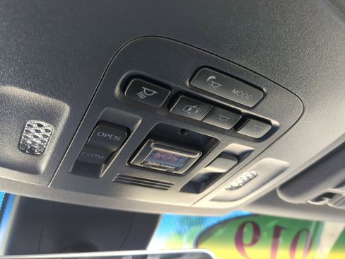 Used 2019 Toyota Avalon Limited image 19