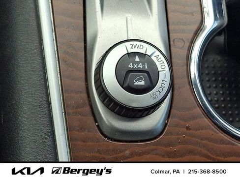 Used 2018 Nissan Pathfinder Platinum AWD/4WD image 30
