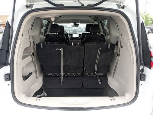 Used 2023 Chrysler Pacifica Touring-L FWD image 19