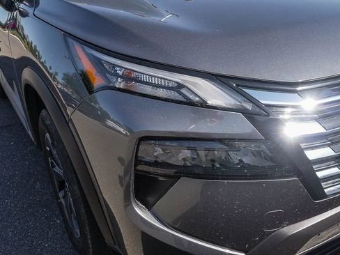 Used 2025 Nissan Rogue SV FWD image 3