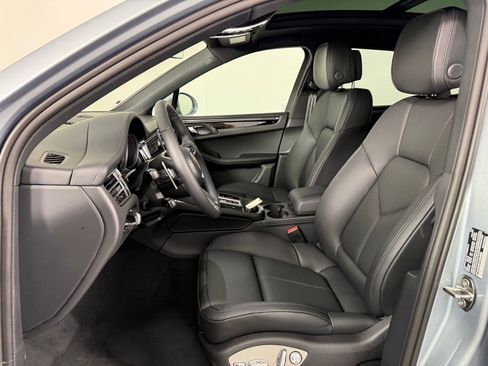 Certified 2026 Porsche Macan AWD/4WD image 5