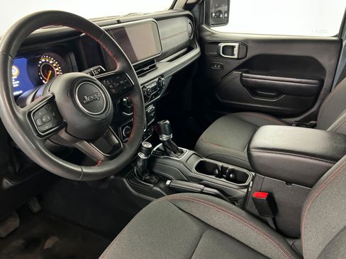 Used 2024 Jeep Gladiator Rubicon w/ Convenience Group AWD/4WD image 15