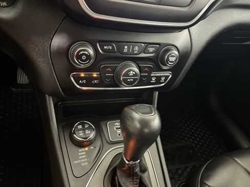 Used 2019 Jeep Cherokee Trailhawk AWD/4WD image 73