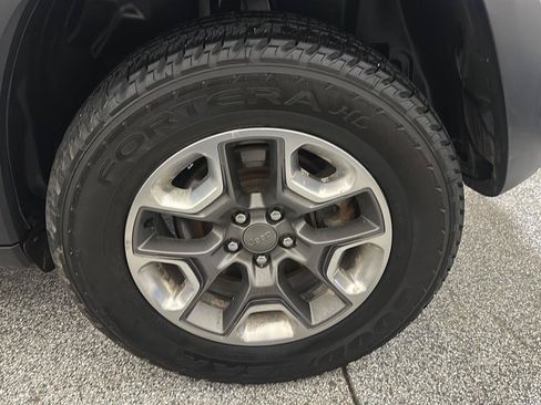 Used 2019 Jeep Cherokee Trailhawk w/ Cold Weather Group AWD/4WD image 12