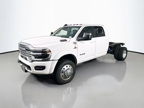 New 2026 RAM 4500 4x4 Crew Cab DRW image 3