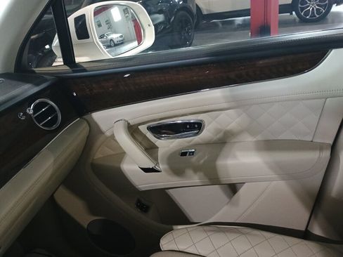 Used 2020 Bentley Bentayga AWD/4WD image 25