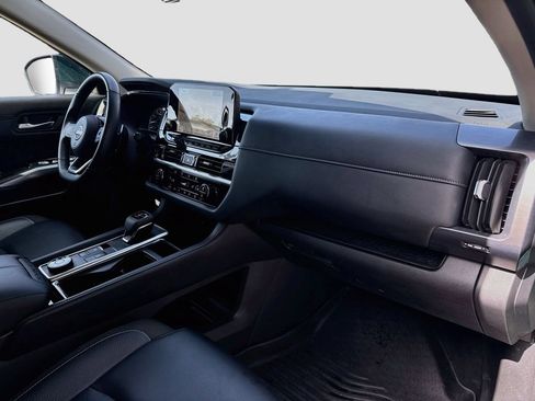 Used 2024 Nissan Pathfinder SL w/ Black Appearance Package AWD/4WD image 30