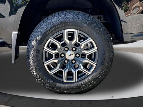 Used 2025 Chevrolet Colorado Z71 w/ Technology Package AWD/4WD image 34