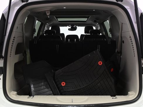 Used 2022 Chrysler Pacifica Touring-L image 18