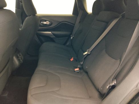 Used 2019 Jeep Cherokee Latitude w/ Popular Appearance Group FWD image 18