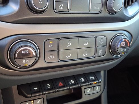 Used 2020 Chevrolet Colorado Z71 w/ Z71 Midnight Edition image 17