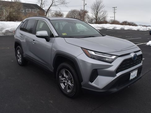 Used 2022 Toyota RAV4 XLE w/ Convenience Package image 2