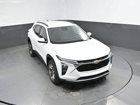 Used 2025 Chevrolet Trax LT w/ LT Convenience Package FWD image 37
