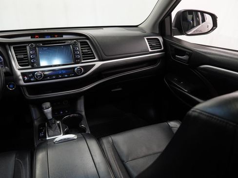Used 2018 Toyota Highlander Limited AWD/4WD image 17