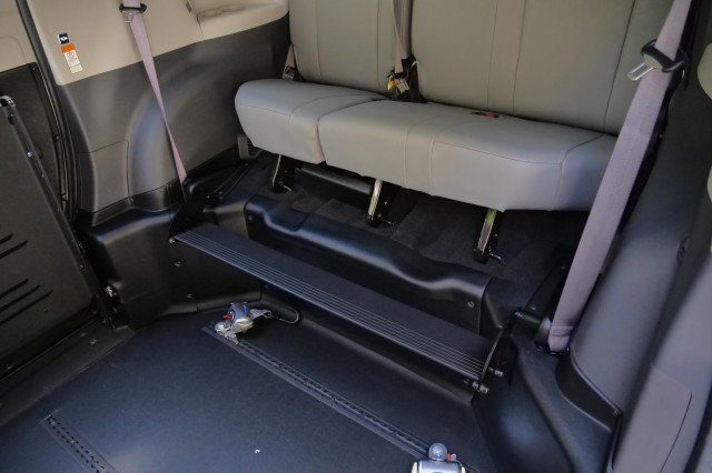 Used 2024 Toyota Sienna XLE w/ XLE Plus Package FWD image 17