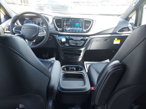 New 2027 Chrysler Pacifica LX FWD image 10
