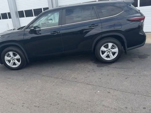 Used 2024 Toyota Highlander LE AWD/4WD image 9