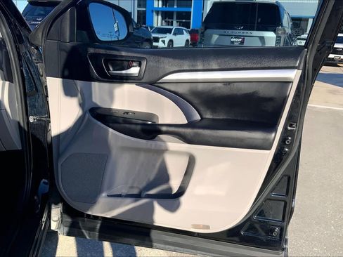 Used 2019 Toyota Highlander XLE image 19