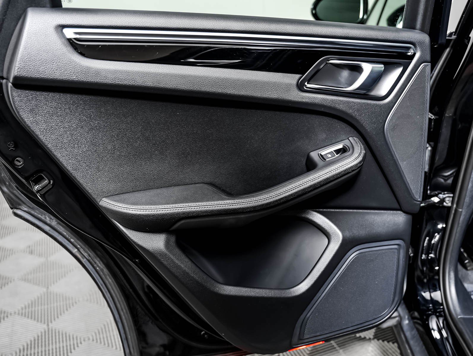 Certified 2023 Porsche Macan AWD/4WD image 29