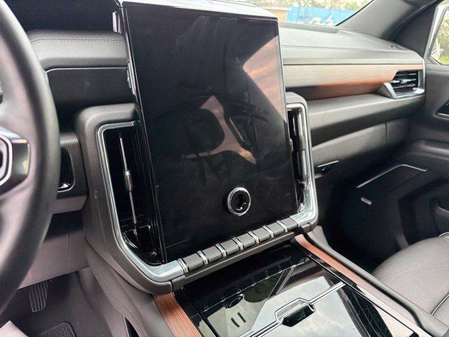 Used 2025 GMC Yukon Denali AWD/4WD image 40
