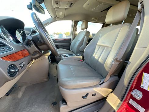 Used 2015 Chrysler Town & Country Touring-L w/ Driver Convenience Group image 16