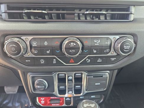 Used 2024 Jeep Wrangler Unlimited Sport AWD/4WD image 23