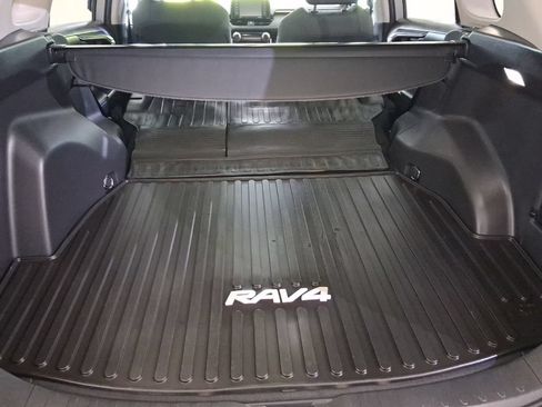 Used 2022 Toyota RAV4 XLE AWD/4WD image 10