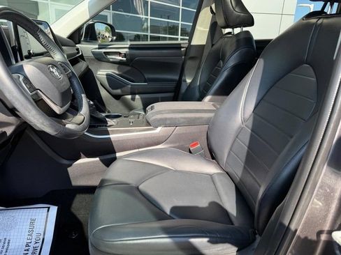 Used 2022 Toyota Highlander XLE FWD image 17