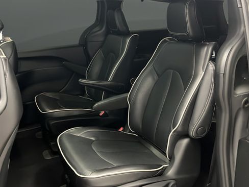 Used 2023 Chrysler Pacifica Limited w/ S Appearance Package FWD image 24