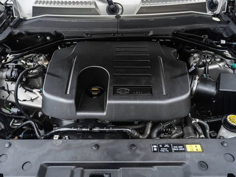Used 2024 Land Rover Defender 130 X-Dynamic SE AWD/4WD image 31
