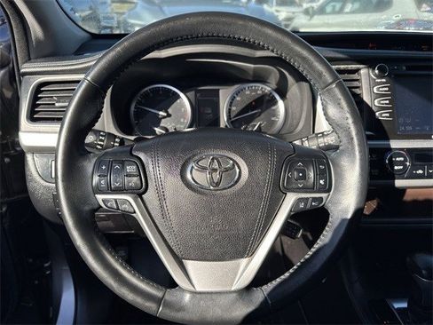 Used 2018 Toyota Highlander XLE image 18