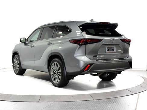 Used 2024 Toyota Highlander Platinum image 9