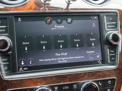 Used 2017 Bentley Bentayga image 22