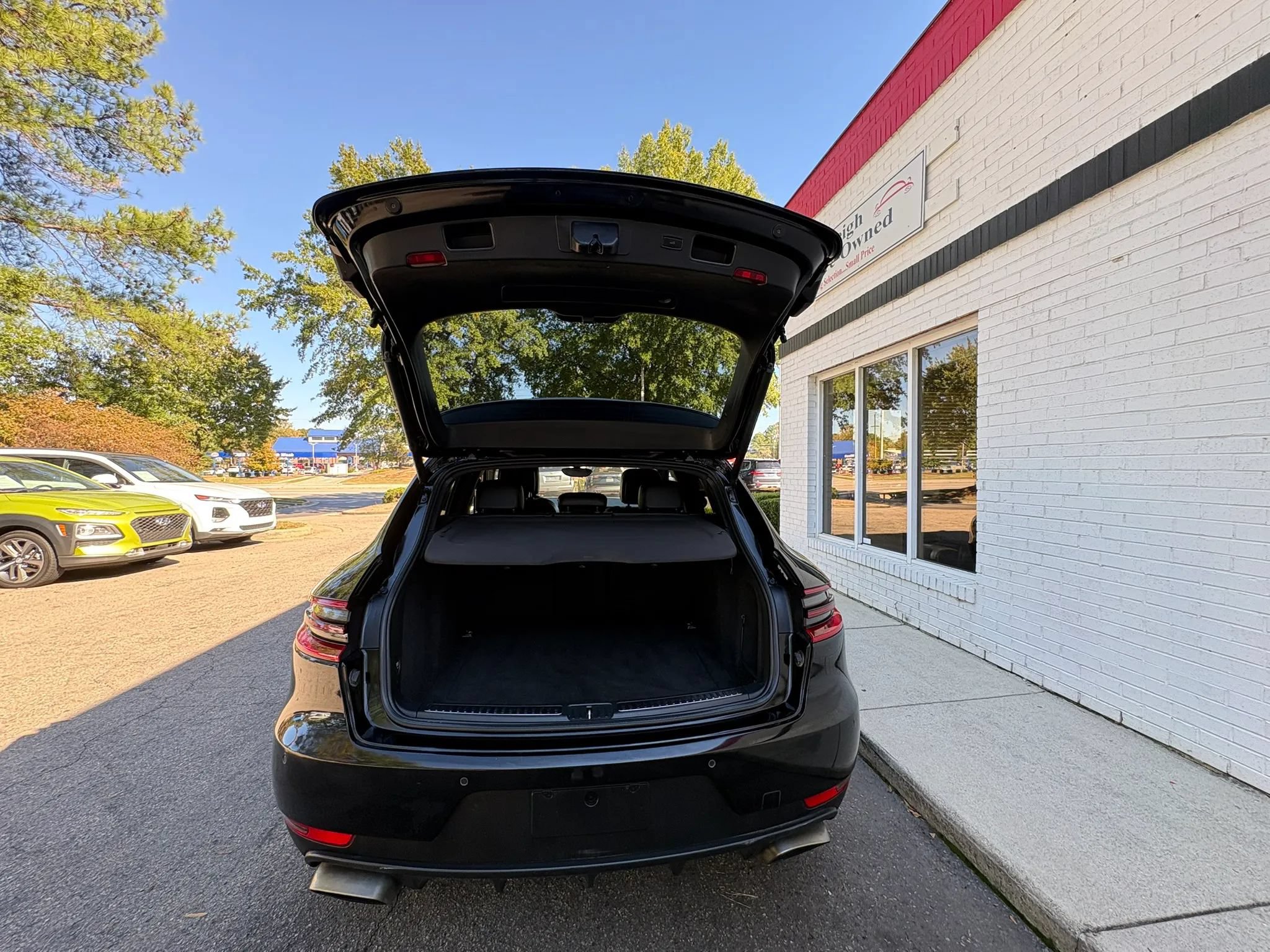Used 2018 Porsche Macan AWD/4WD image 21