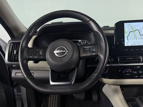 Used 2025 Nissan Pathfinder SL image 14