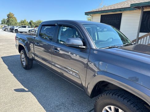 Used 2017 Toyota Tacoma SR5 image 10
